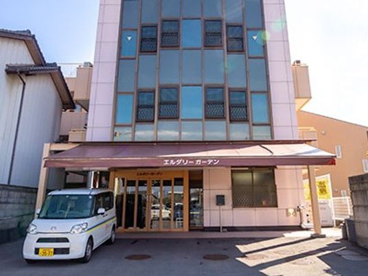 建物正面の外観  