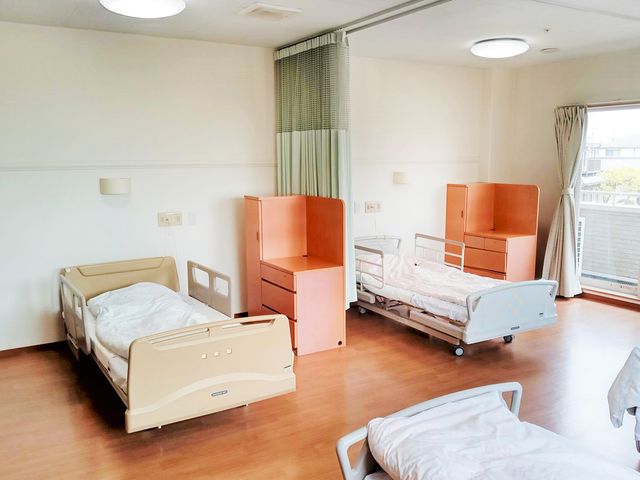 明るい居室 居室 開放的な窓から自然光が差し込む明るい空間で、快適な環境を提供します。住み心地の良さを実感できる居室です。