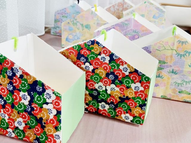 手作りの飾りが並ぶ 多目的室 色とりどりの手作り飾りが並び、温かみのある雰囲気を演出しています。楽しく手作業をする時間を過ごせます。