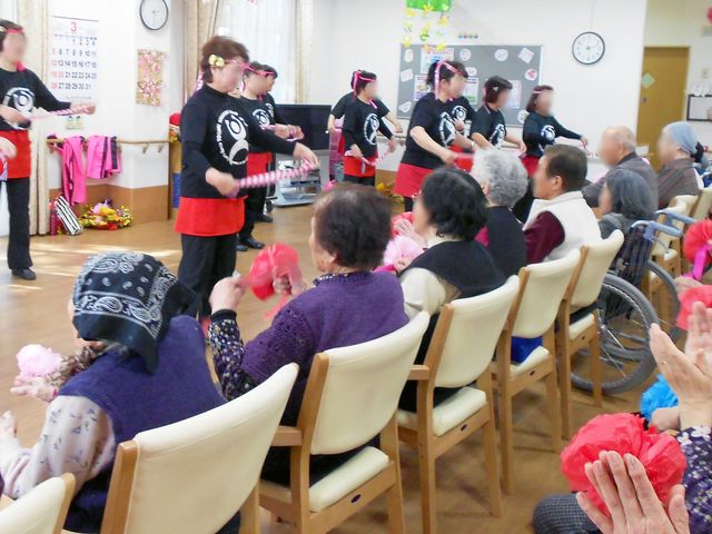 にぎやかな多目的室 多目的室 皆さんが楽しそうに活動されている場所です。笑顔が溢れる暖かな集まりが見られます。