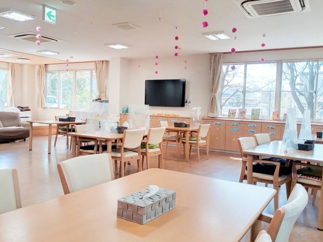 自然光が入るリビング リビング 広々とした空間に自然光がたっぷり入り、リラックスした雰囲気が漂います。家具の配置で快適さが増しています。