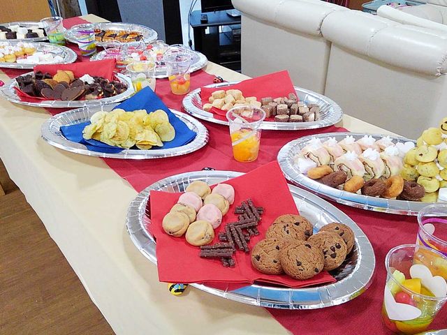 手作りの菓子が並ぶテーブル ダイニングルーム 色とりどりの菓子が並び、利用者同士の交流を促す温かい雰囲気が漂っています。