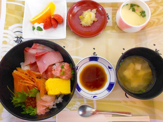 美しい料理の盛り付け 料理 新鮮な海鮮が彩り豊かに盛り付けられた和食の一例です。スタッフが腕をふるう料理をお楽しみいただけます。