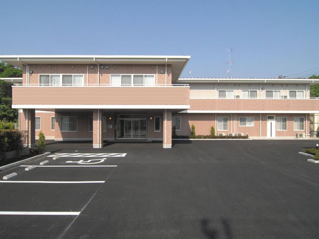レンガ調の建物外観 外観 広い駐車場が完備され、車でのアクセスが便利です。機能性と快適さを兼ね備えた施設です。