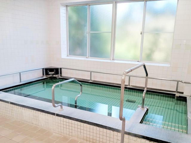 手すり付き浴槽 浴室 日差しがたっぷり入り、手すりと広めの浴槽を備えた快適な空間です。