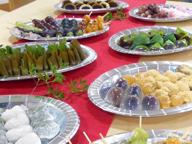 色とりどりの菓子の食堂 食堂 色とりどりの菓子が並び、和やかな雰囲気を感じることができるスペースです。