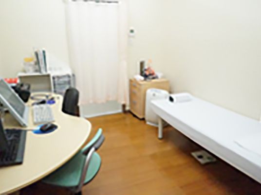 居室のベッドとデスク  