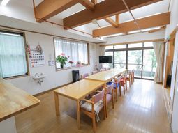 広々とした明るい食堂