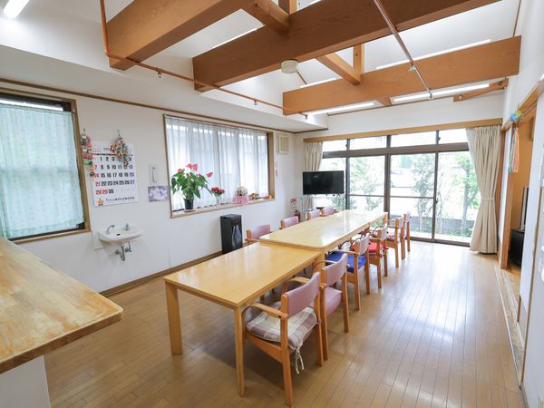 広々とした明るい食堂