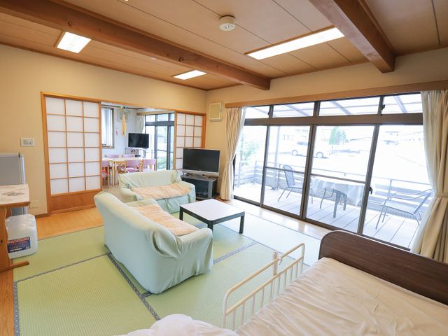 ゆったりとした居室の様子 居室 広々とした居室には、明るく開放的な窓とプライバシーを守るスライド式の扉があり、居心地の良い空間が広がっています。