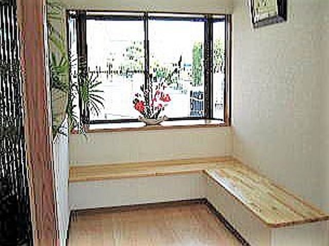 明るい窓辺の休憩スペース 休憩スペース 日差しの心地よい休憩室では、住居者様がくつろぎの時間をお過ごしいただけます。窓からは自然光がたっぷりと差し込んでいます。