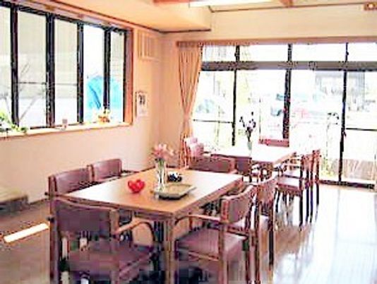 明るい食卓のある部屋