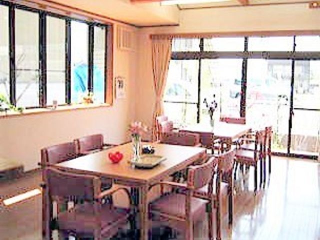 明るい食卓のある部屋 共有スペース 日差しの入るダイニングで従業員と共に食事の準備をする充実感を味わえます。利用者様とのコミュニケーションも活発になります。