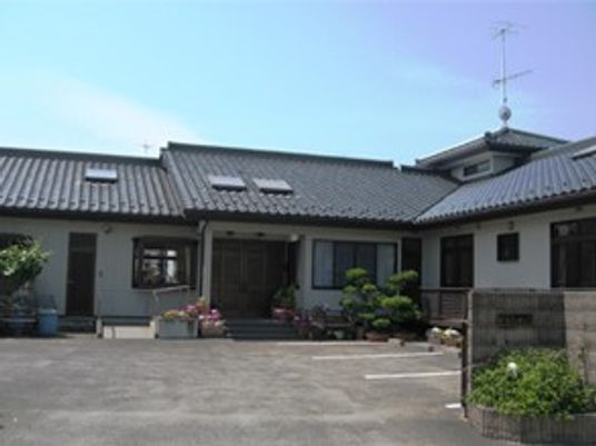 明るい外観の建物