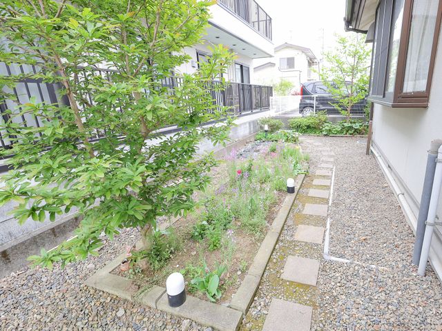 緑豊かな中庭スペース 中庭 手入れの行き届いた小径に囲まれ、花々が彩る中庭は、散策やくつろぎの時間にぴったりです。