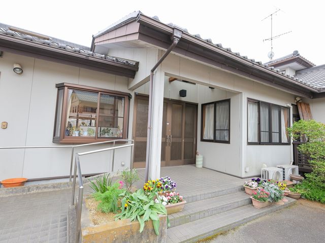 居心地の良い外観 外観 花々が彩る入口を構え、暖かみのある佇まいです。バリアフリー設計になっており、安心してお過ごしいただけます。