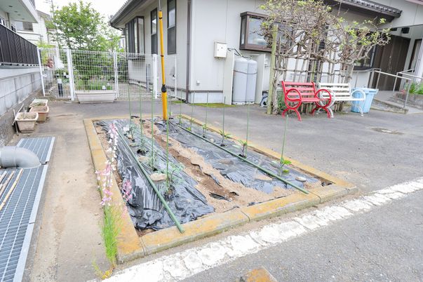 赤いベンチ付き小さな庭
