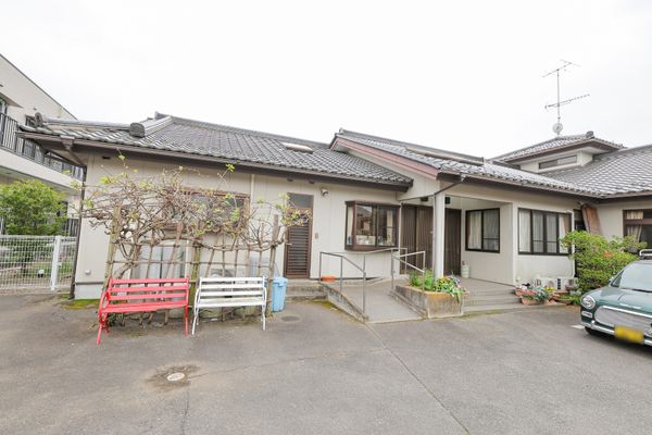 落ち着いた雰囲気の外観