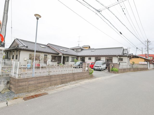 ゆったりとした外観の施設 外観 広々とした敷地に佇む施設は、落ち着きのあるデザインで、入居者の安らぎの場所となります。