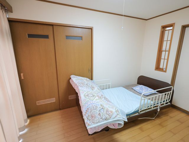 居心地の良い居室 居室 ベッドとクローゼットが備え付けられた清潔な空間です。落ち着いた色合いで、安心してお過ごしいただけます。