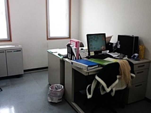 作業デスクの部屋 スタッフイメージ 落ち着いた雰囲気の作業スペースです。整然としたデスクで、業務に集中しやすい環境が整っています。