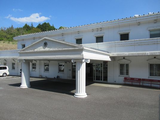 白い建物の外観  