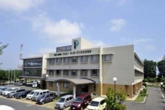 広々とした駐車場の建物外観  