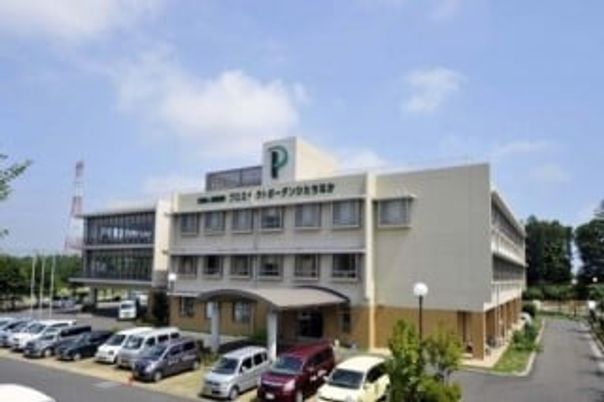 広々とした駐車場の建物外観  