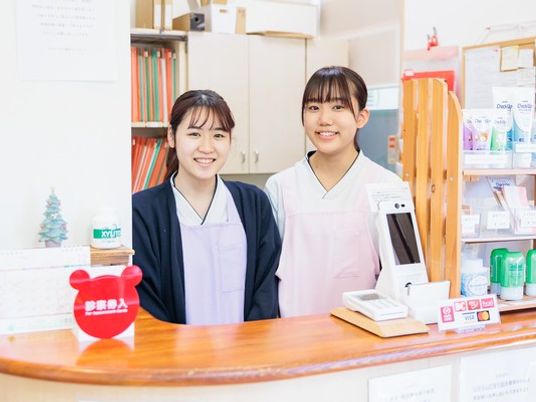 受付に立つスタッフ  