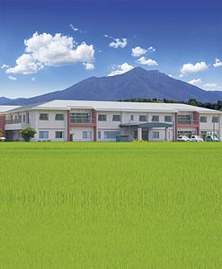 山が背景の建物外観