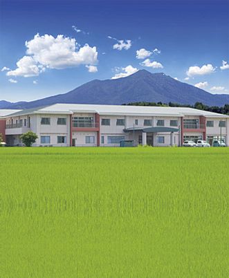 山が背景の建物外観