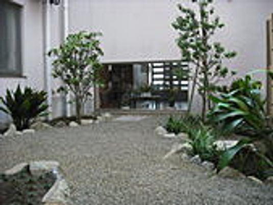 植栽された通路