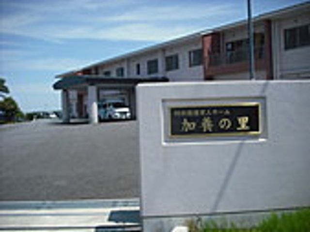 建物外観と看板 外観 落ち着いた雰囲気のエントランスが魅力です。広い駐車スペースも完備されています。