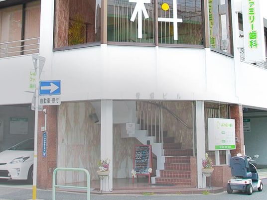 明るい外観の建物  