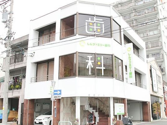白い建物の外観  