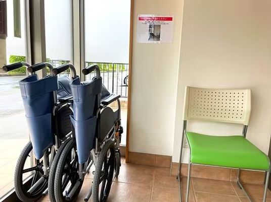 車椅子が並ぶ廊下  