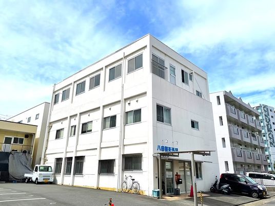 白い建物の外観  
