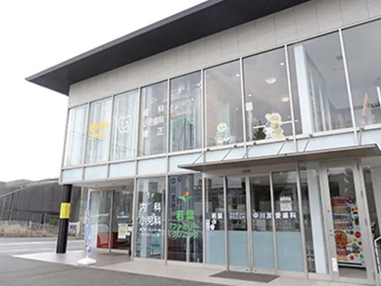 外観の正面入口  
