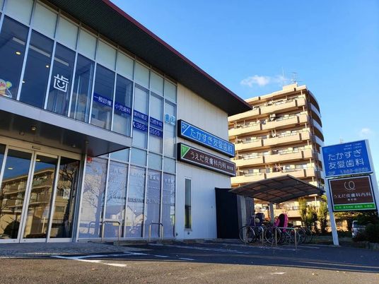 明るい外観の建物  