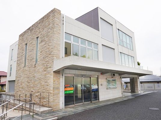 モダンな建物の外観  