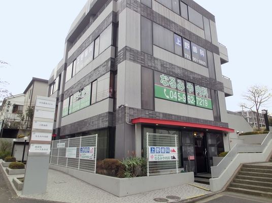 外観の建物入口  