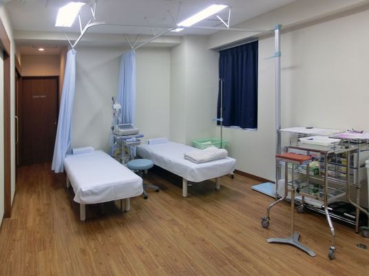 施術ベッドのある訓練室  