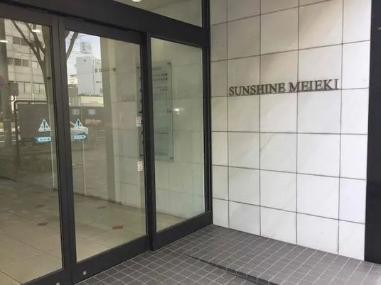 ガラス扉のエントランス  