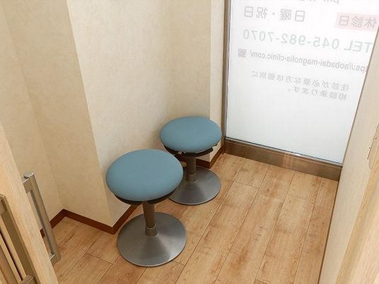 明るい待合の椅子  