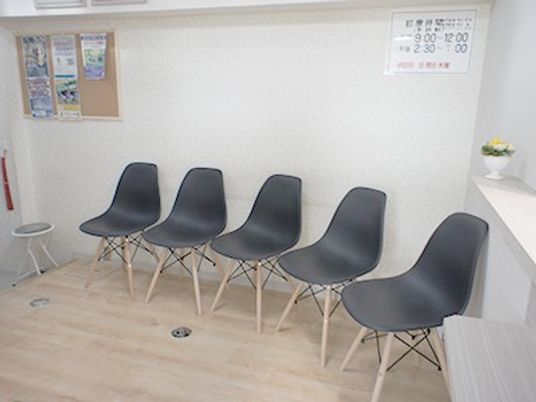 椅子が並ぶ待合室  