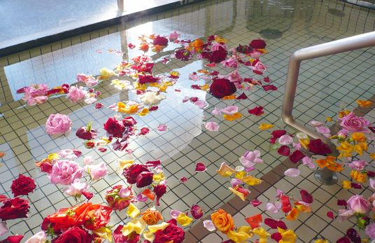 花が浮かぶ浴室