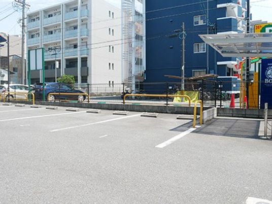 施設前の道路と外観  