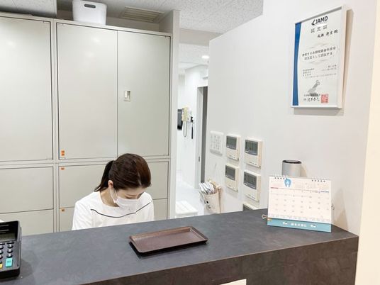 受付で作業する職員の様子  