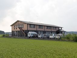 建物と駐車場の景観