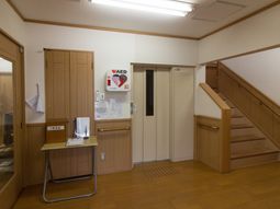 エントランスの明るい通路